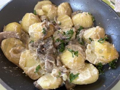 Troškinta bulvė grietinėlės ir grybų padaže pagrindine nuotrauka