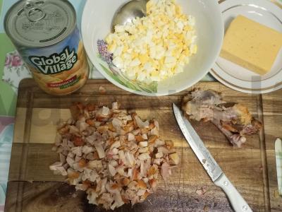 Salotos su ananasais, rūkytomis vištienos krūtinėlėmis ir sūriu Žingsnis 1