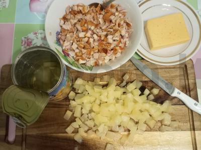 Salotos su ananasais, rūkytomis vištienos krūtinėlėmis ir sūriu Žingsnis 2