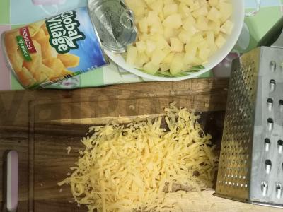 Salotos su ananasais, rūkytomis vištienos krūtinėlėmis ir sūriu Žingsnis 3