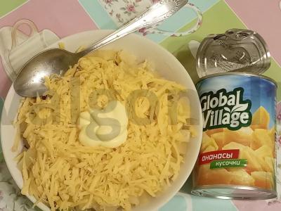 Salotos su ananasais, rūkytomis vištienos krūtinėlėmis ir sūriu Žingsnis 4