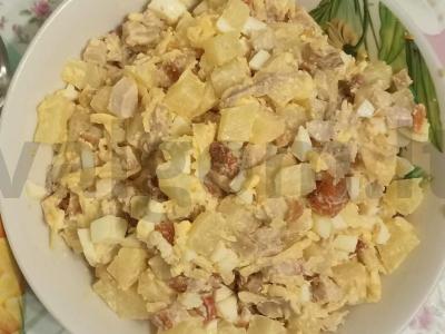 Salotos su ananasais, rūkytomis vištienos krūtinėlėmis ir sūriu pagrindine nuotrauka