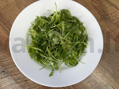 Salotas su rukola, krevetėmis ir braškėmis Žingsnis 1