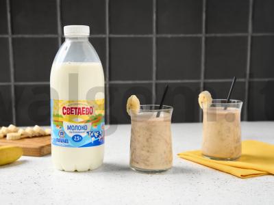 Banano kokteilis su pienu pagrindine nuotrauka