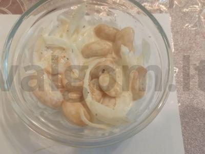 Pupelės su marinuotais svogūnais ir grietine pagrindine nuotrauka