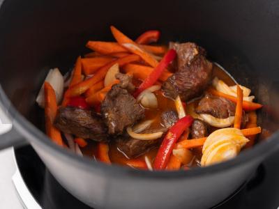 Jautiena su daržovėmis katile Žingsnis 6