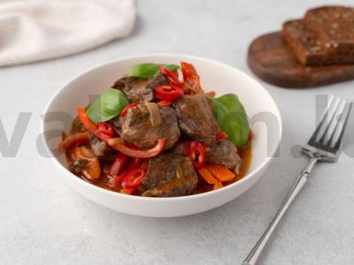 Jautiena su daržovėmis katile pagrindine nuotrauka