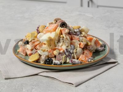 Salotas su medžiotojų dešrelėmis pagrindine nuotrauka