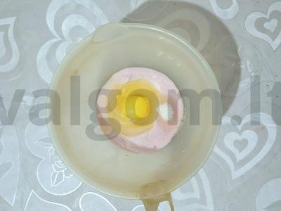 Kvapnus blynelis su uogų jogurtu, šokoladu ir bananais Žingsnis 1