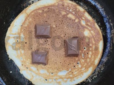 Kvapnus blynelis su uogų jogurtu, šokoladu ir bananais Žingsnis 4