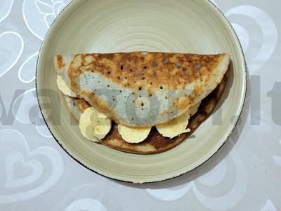 Kvapnus blynelis su uogų jogurtu, šokoladu ir bananais pagrindine nuotrauka