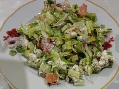 Švelnus salotas su feta sūriu pagrindine nuotrauka