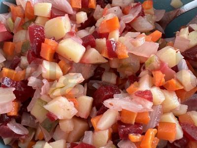 Vinegretas su daržovėmis alyvuogių aliejuje pagrindine nuotrauka