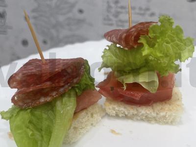 Kanarė su burokėlių krienais pagrindine nuotrauka