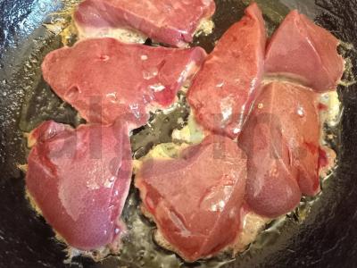 Kiaulienos kepenys su krakmolu ir prieskoniais Žingsnis 4