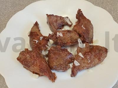 Kiaulienos kepenys su krakmolu ir prieskoniais pagrindine nuotrauka