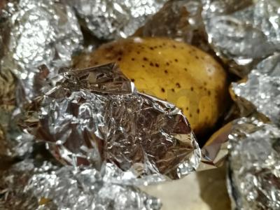 Porcijų salotas pusėse bulvių Žingsnis 1