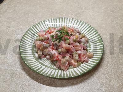 Sultingas salotas su žirniais ir sausainiais pagrindine nuotrauka