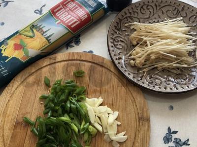 Spagečiai su česnaku ir enoki grybais Žingsnis 1