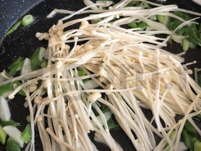 Spagečiai su česnaku ir enoki grybais Žingsnis 4