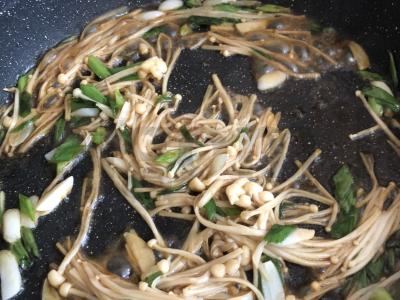 Spagečiai su česnaku ir enoki grybais Žingsnis 5