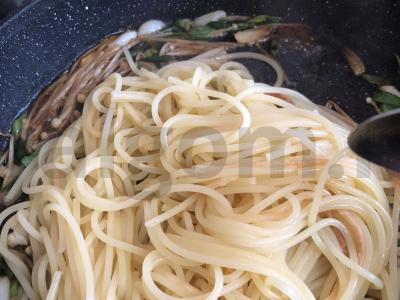 Spagečiai su česnaku ir enoki grybais Žingsnis 6