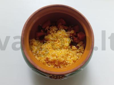 Pieninė kukurūzų košė su razinomis ir morkomis puode Žingsnis 4