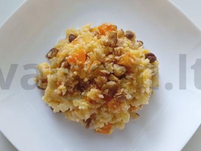 Pieninė kukurūzų košė su razinomis ir morkomis puode pagrindine nuotrauka