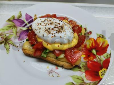 Sumuštinis su daržovėmis ir poštu kiaušiniu pagrindine nuotrauka