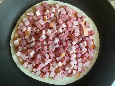 Pica „Paprasta“ su dešra ir sūriu Žingsnis 4