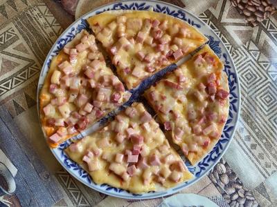 Pica „Paprasta“ su dešra ir sūriu Žingsnis 7