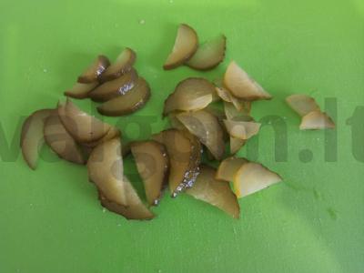 Salotos su rūkytomis vištienos krūtinėlėmis, marinuotais grybais, agurkais ir sūriu Žingsnis 1