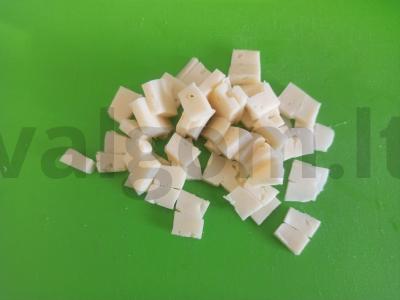 Salotos su rūkytomis vištienos krūtinėlėmis, marinuotais grybais, agurkais ir sūriu Žingsnis 2