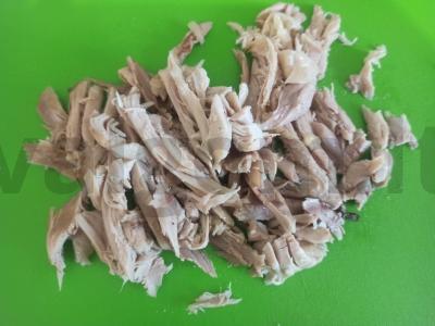 Salotos su rūkytomis vištienos krūtinėlėmis, marinuotais grybais, agurkais ir sūriu Žingsnis 3