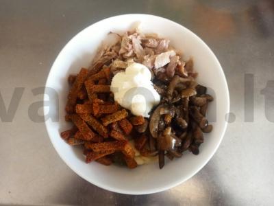 Salotos su rūkytomis vištienos krūtinėlėmis, marinuotais grybais, agurkais ir sūriu Žingsnis 5