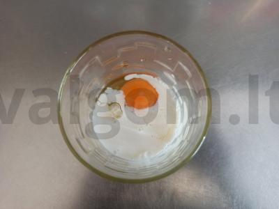 Švelni varškės ir grietinėlės apkepas su sezamo sėklomis Žingsnis 1