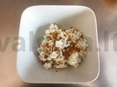 Švelni varškės ir grietinėlės apkepas su sezamo sėklomis Žingsnis 2