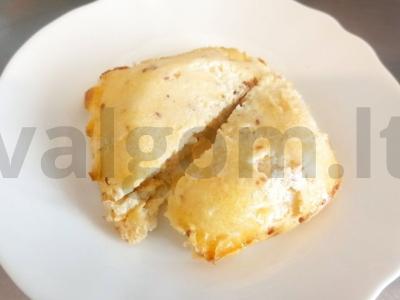 Švelni varškės ir grietinėlės apkepas su sezamo sėklomis pagrindine nuotrauka