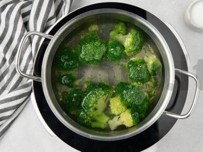 Skani brokolių salotos Žingsnis 1