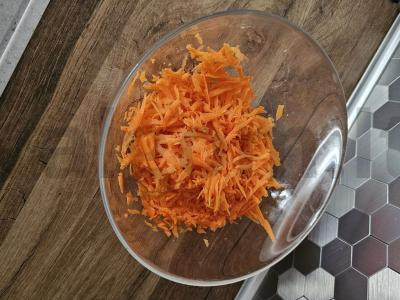 Ryškus ir skanus daržovių salotas su naminiu padažu Žingsnis 1