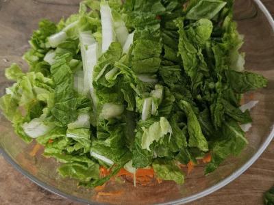 Ryškus ir skanus daržovių salotas su naminiu padažu Žingsnis 3