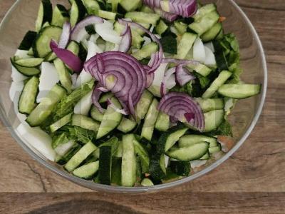 Ryškus ir skanus daržovių salotas su naminiu padažu Žingsnis 6