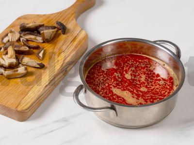 Sultingas Tom Yum su jūros gėrybėmis ir grybais Žingsnis 3