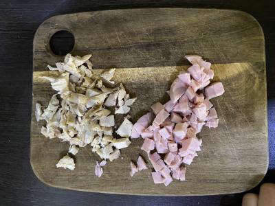 Salotos su vištiena, kumpiu ir raudonaisiais pupelėmis su aštria korėjietiška morkų salotomis Žingsnis 1