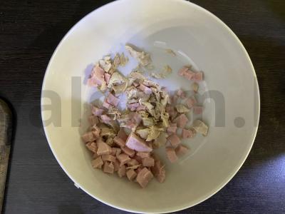 Salotos su vištiena, kumpiu ir raudonaisiais pupelėmis su aštria korėjietiška morkų salotomis Žingsnis 2