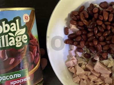 Salotos su vištiena, kumpiu ir raudonaisiais pupelėmis su aštria korėjietiška morkų salotomis Žingsnis 3