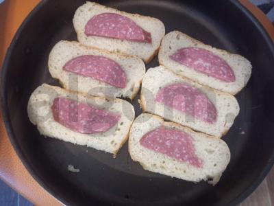 Greita pica ant baltos duonos su pomidorais ir dešra Žingsnis 2