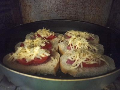 Greita pica ant baltos duonos su pomidorais ir dešra Žingsnis 4