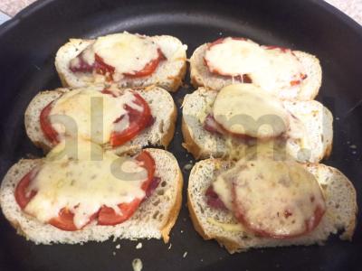 Greita pica ant baltos duonos su pomidorais ir dešra pagrindine nuotrauka