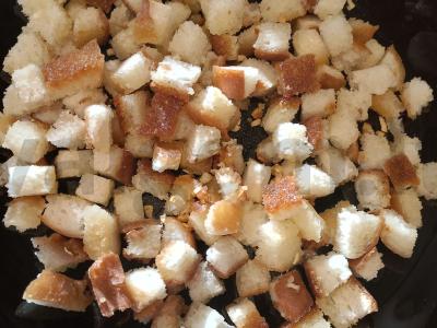 Cezario salotas su česnakiniais skrebučiais Žingsnis 5